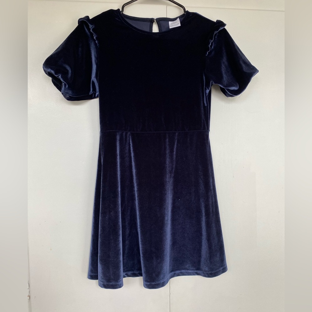 Zara girls size 13-14, navy blue velvet dress.